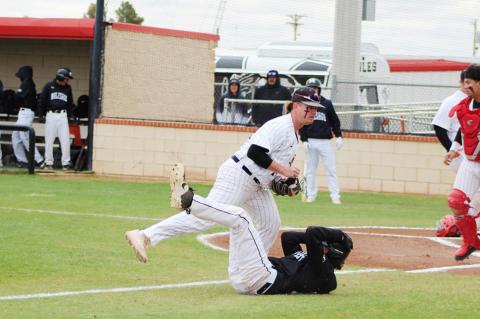 Freshman walk off secures Cubs second win in district