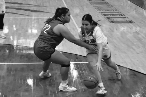 Kayleigh Saldana attempts to get around a Monahans defensive player Monday during the team’s game against the Lady Loboes. (Melissa McCaghren/ Brownfield News)
