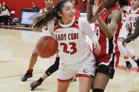 Lady Cubs receive championship rings, remain unbeaten