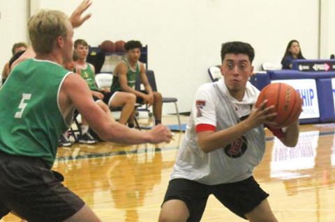 Cubs basketball earns split in second week