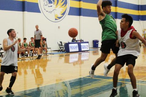 Cubs basketball earns split in second week