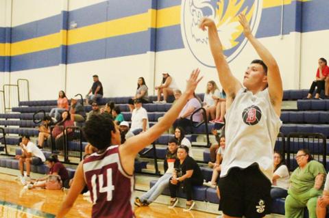Cubs basketball earns split in second week