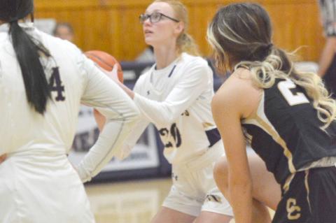 Wes Woodard fighs off defenders (Mandy Contreras)