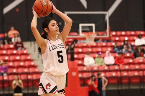 Jaelyn Molina working under the basket(Krystal Valentin)