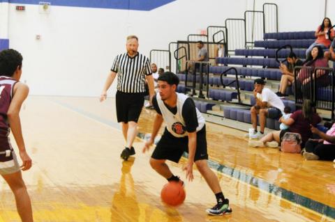 Cubs basketball earns split in second week