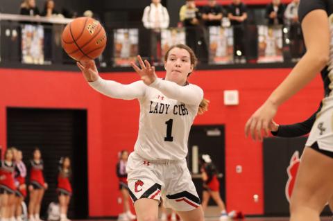 Jaelyn Molina working under the basket(Krystal Valentin)