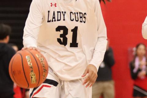 Jaelyn Molina working under the basket(Krystal Valentin)
