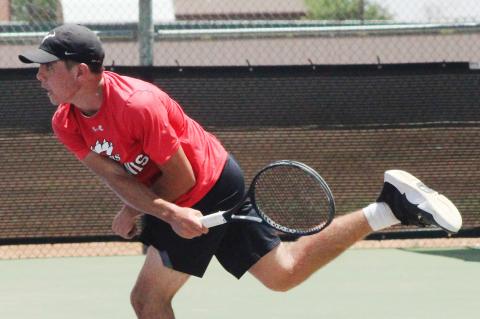 Tennis squad stringing together wins