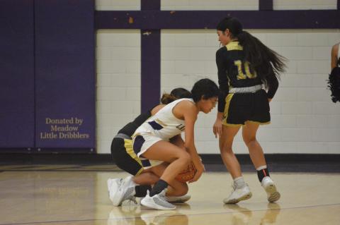 Jaelyn Molina working under the basket(Krystal Valentin)