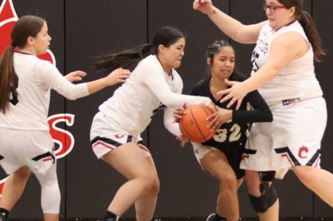 Jaelyn Molina working under the basket(Krystal Valentin)
