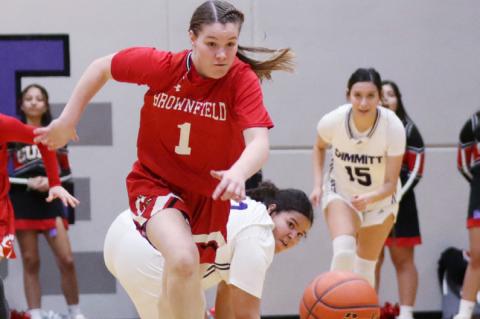 Kayleigh Saldana passing the ball (Krystal Valentin)