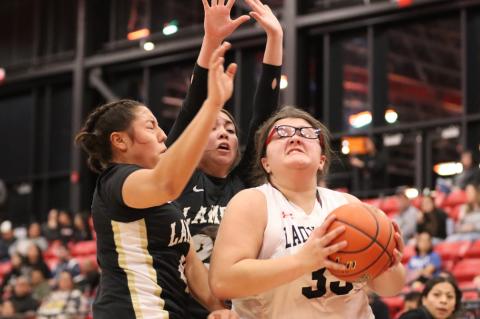 Jaelyn Molina working under the basket(Krystal Valentin)