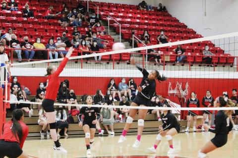 Lady Cubs overcome rough first set to sweep Squaws