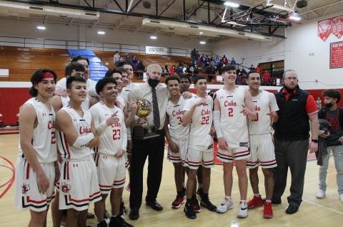 The Cubs and coaching staff celebrate with championship trophy