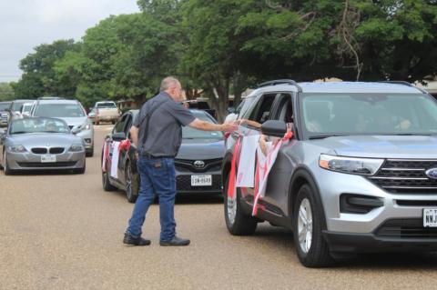 Mr. Nic receives retirement send-off from community