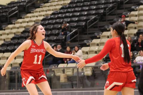 Rhianna Miranda giving Jaslyn Gomez after making a shot