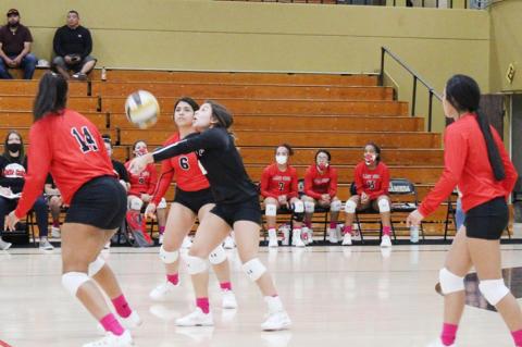 Lady Cubs overcome rough first set to sweep Squaws