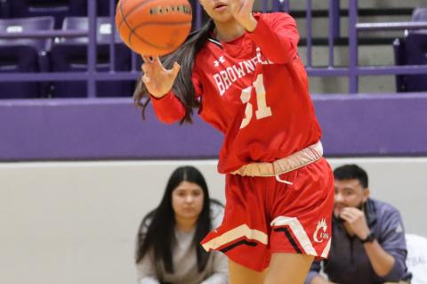 Kayleigh Saldana passing the ball (Krystal Valentin)