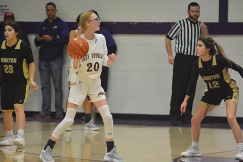 Jaelyn Molina working under the basket(Krystal Valentin)