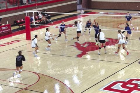 TheWellman-UnionvolleyballteamparticipatedintheDenverCitysummerleagueatDagAzum GymnasiuminJune.ThefinaldayofcompetitionwasJune24astheLadyCatscompetedagainst severalschools,includingSeminole,DenverCityandPlains.Theplayersarenowgoingthrough summer condition