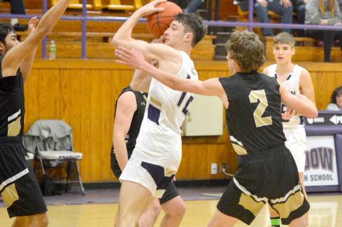 Wes Woodard fighs off defenders (Mandy Contreras)